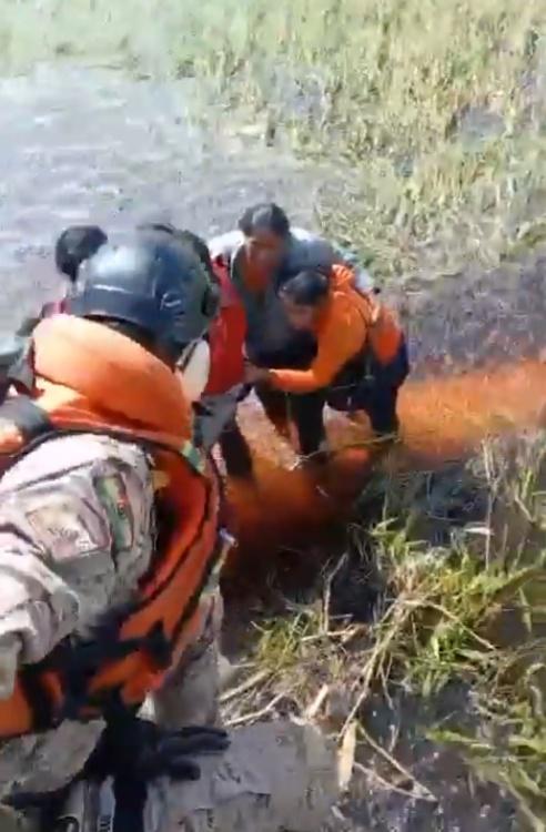 5人則站在機腹,水已及腳跟,男機師抱著1名小孩。(X)