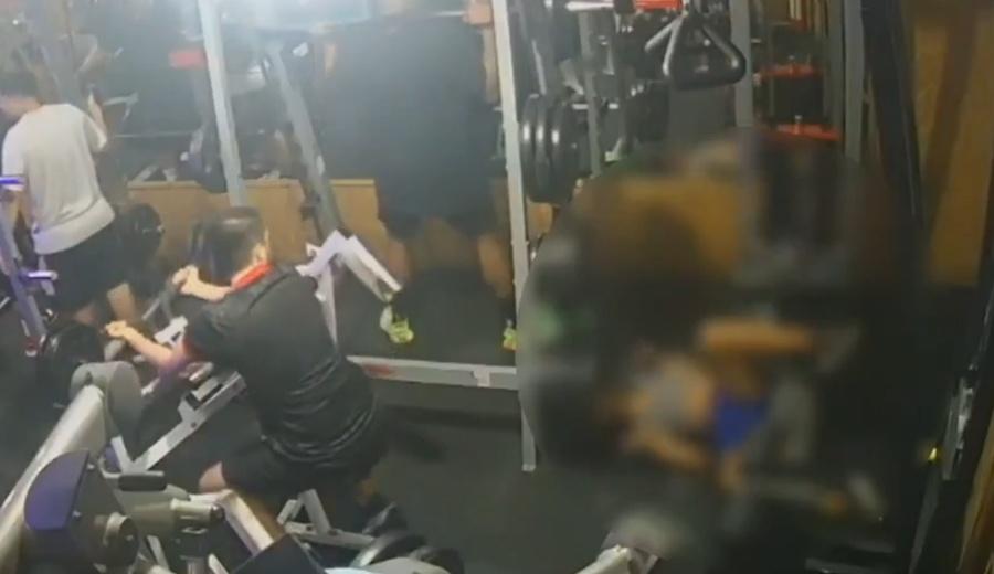 Dayane正在玩手機隨之坐在健身設施上,但突然全身癱軟,向後倒在地上。(X)