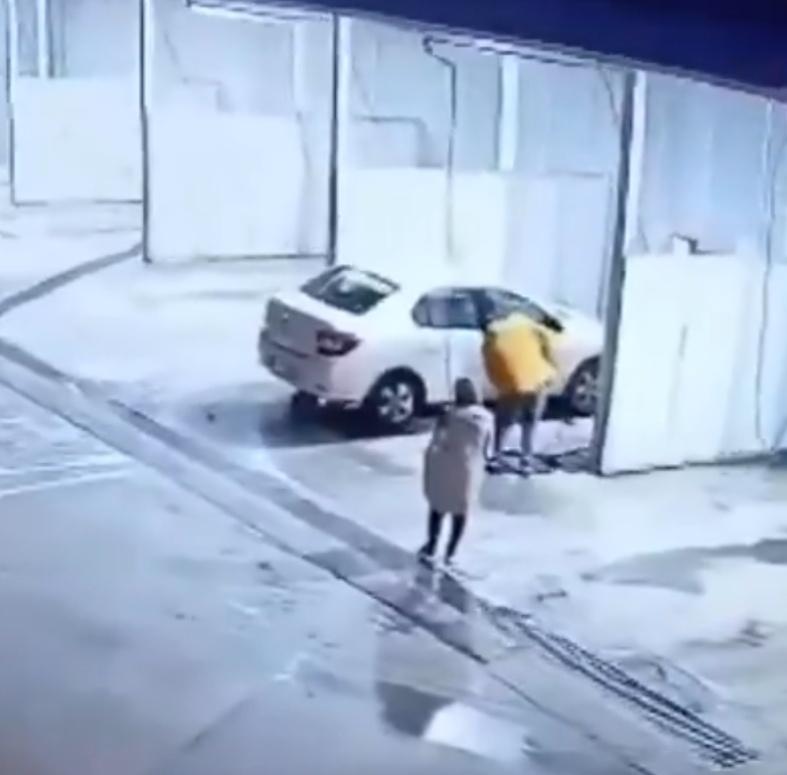 35歲男子Adem Kaya拿著高壓水槍正在清潔車輛,29歲妻子在車外,年僅5歲、7歲的幼女則在車內。(X)