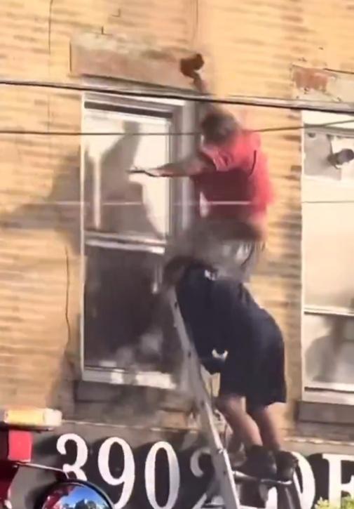 Ashiq踏了個空,腳卻撞到梯子,令他打了個空翻,結果因為頭部撞擊地面而死亡。(X)