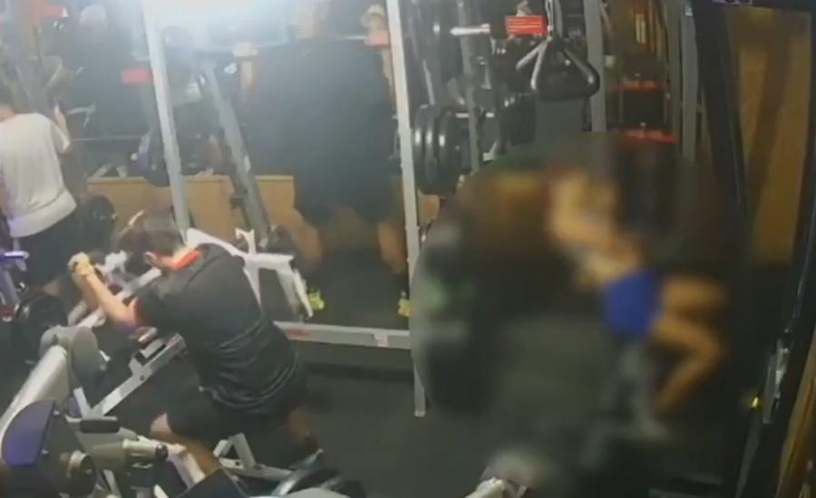 Dayane正在玩手機隨之坐在健身設施上,但突然全身癱軟,向後倒在地上。(X)