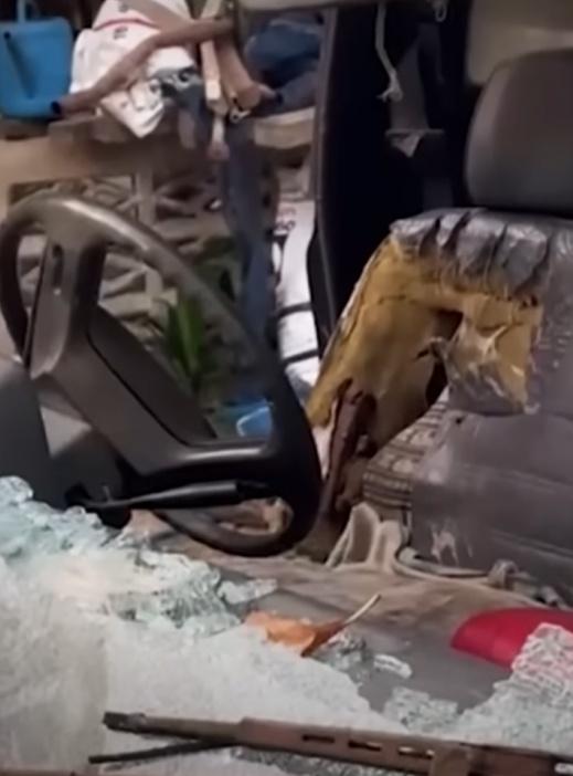 手榴彈被Thongnak掟出後撞正A柱反彈回來,意外炸死自己。(X)