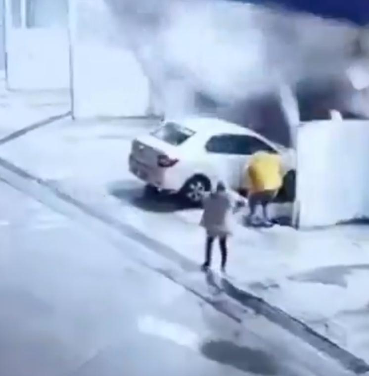 突然斜坡發生山崩,大量岩石和泥土滾落。(X)