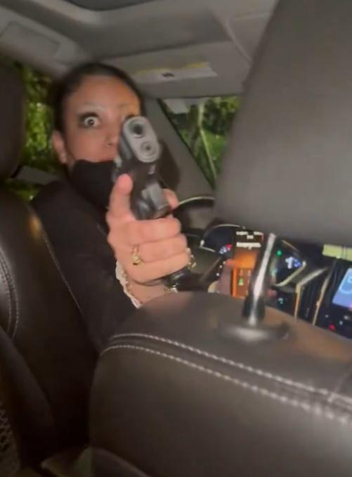 Krissy不滿罵「瘋狂」,女司機立即把槍口指向Krissy的頭部么喝:「滾出去!滾出去!」(X)