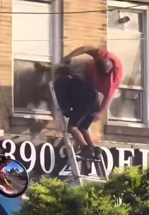 Ashiq踏了個空,腳卻撞到梯子,令他打了個空翻,結果因為頭部撞擊地面而死亡。(X)