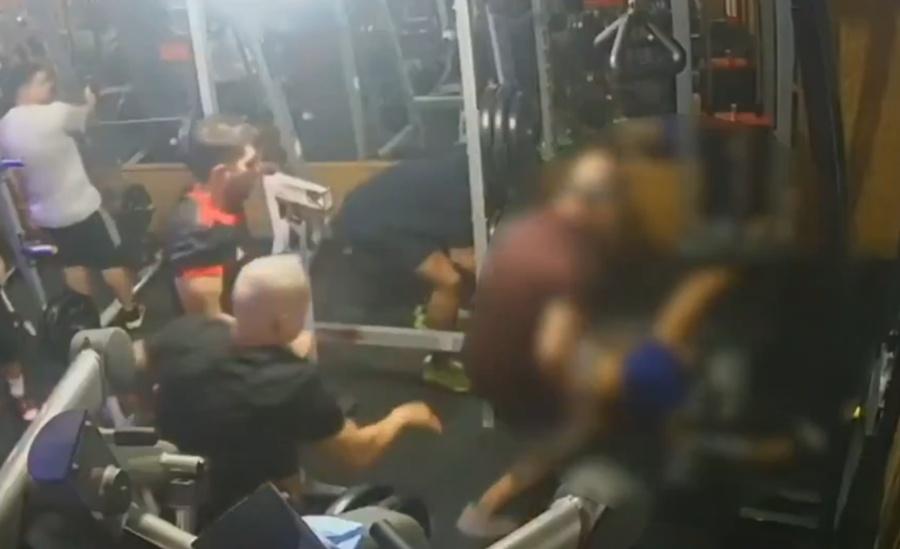 在場2名男子隨即上前協助,其中一名後來被證實為醫生。(X)