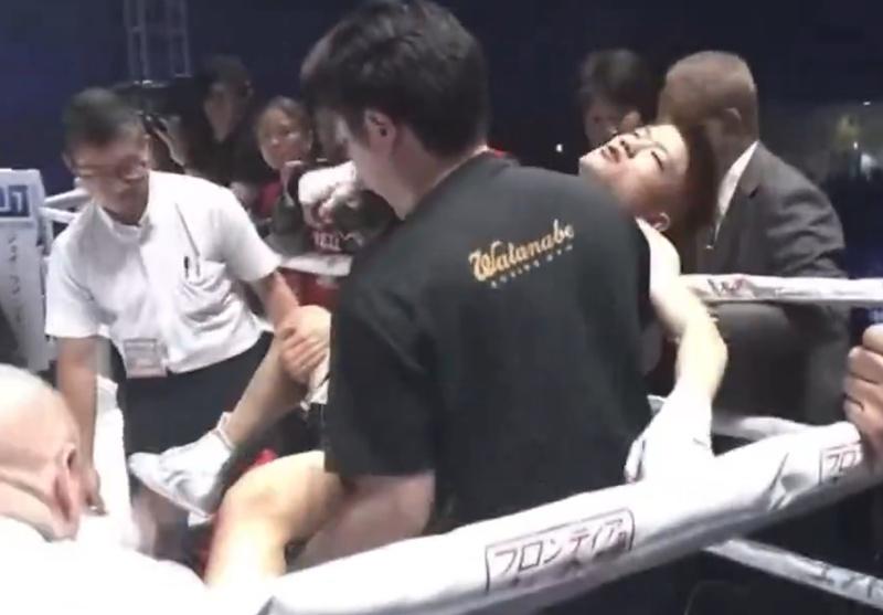 重岡銀次朗在擂台上意識模糊、全身無力,隨後被抬上擔架送往醫務室。(X)