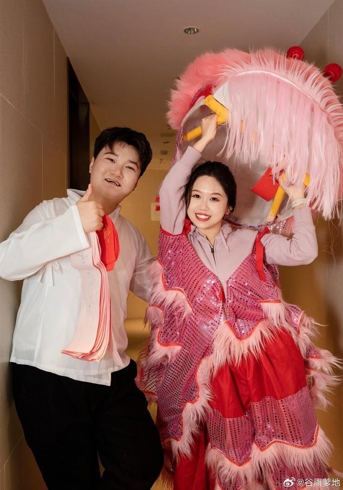 這對新人還親自表演了一段舞獅。(微博)