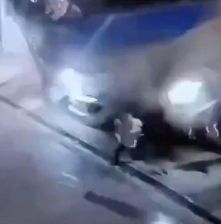 瞬間將洗車場的隔間壓垮,連人帶車被掩埋。(X)