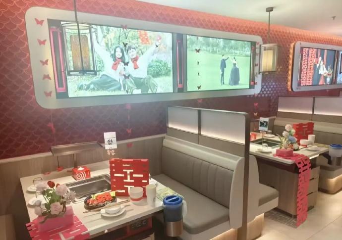 他們選擇了能容納500人的海底撈門市,並邀請140位親友到場,相當於半包場。(微博)