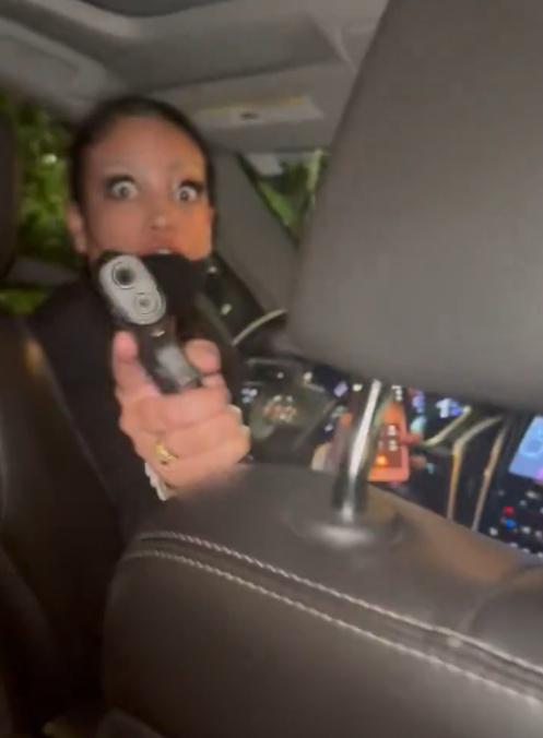 Krissy不滿罵「瘋狂」,女司機立即把槍口指向Krissy的頭部么喝:「滾出去!滾出去!」(X)