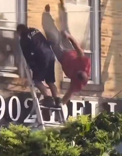 Ashiq踏了個空,腳卻撞到梯子,令他打了個空翻,結果因為頭部撞擊地面而死亡。(X)