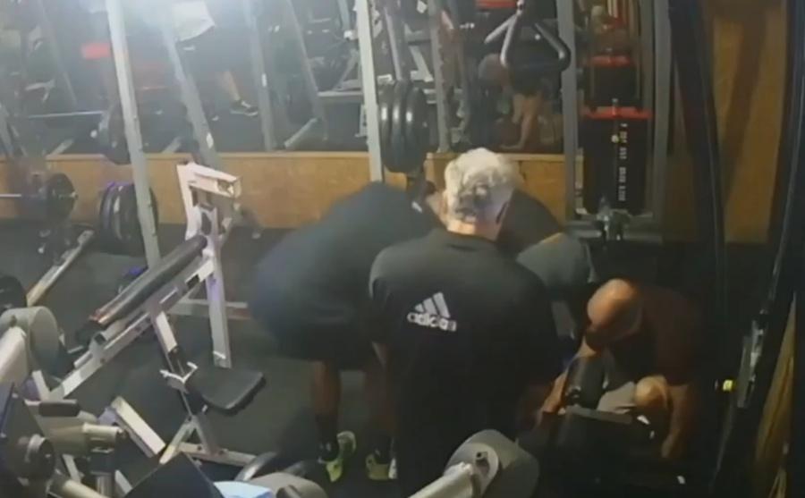 他們大聲呼喊找出AED,惟眾人在健身室找了一遍卻一無所獲。(X)