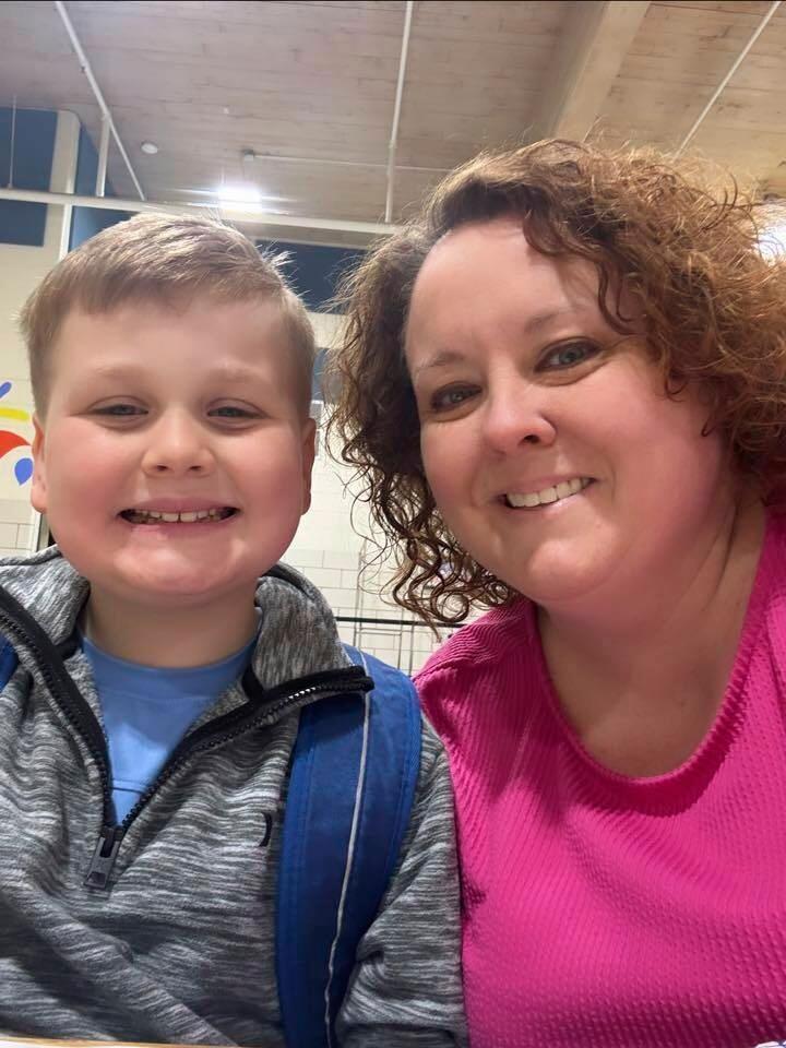 Holly LaFavers與8歲兒子Liam。(X)