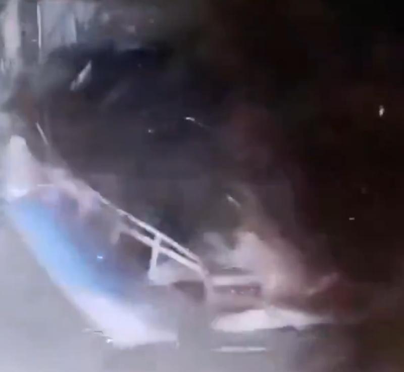 瞬間將洗車場的隔間壓垮,連人帶車被掩埋。(X)