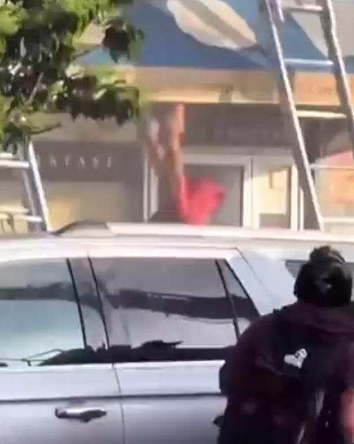 Ashiq踏了個空,腳卻撞到梯子,令他打了個空翻,結果因為頭部撞擊地面而死亡。(X)