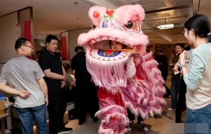 這對新人還親自表演了一段舞獅。(微博)