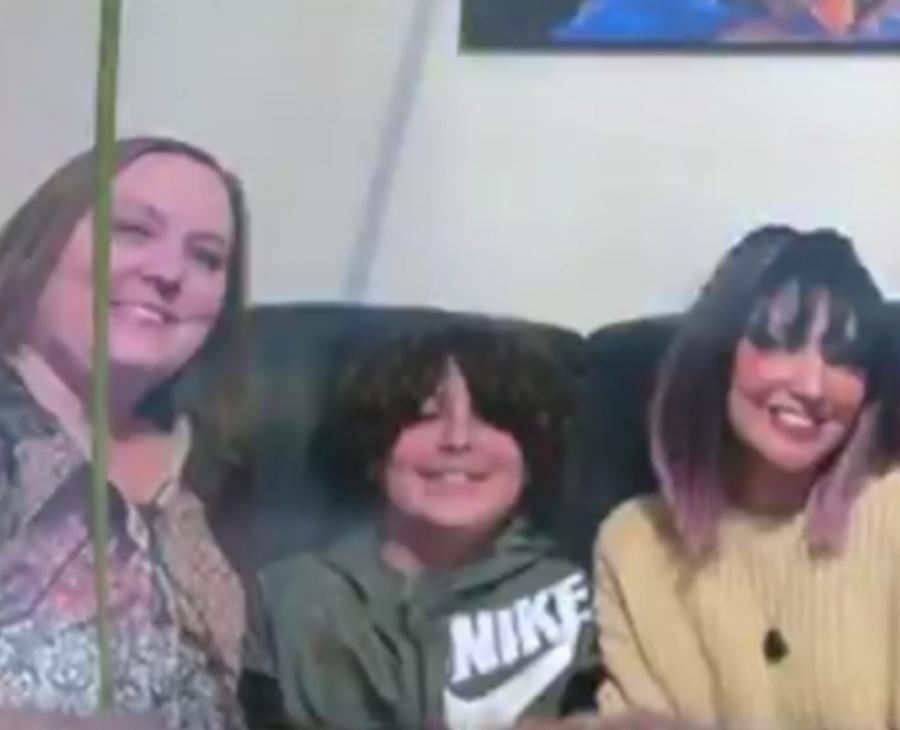 Jennifer與她的2個孩子。(X)