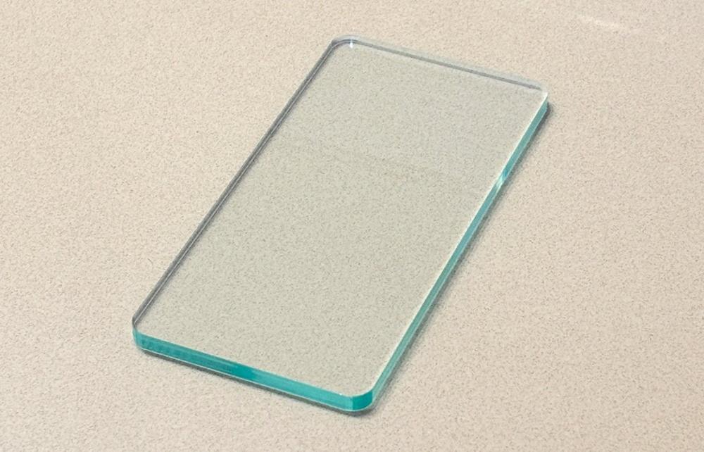 「methaphone」是一塊外型酷似iPhone的透明亞加力膠。(X)