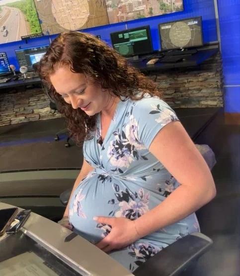 明明穿羊水,Olivia仍然神情淡定,強調只是分娩初期。(X)