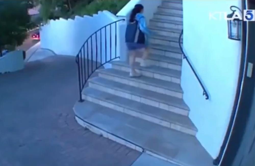 女送貨員在樓梯階上看起來正在拉起褲子,另有一些東西看起來像人類糞便的物體。(X)