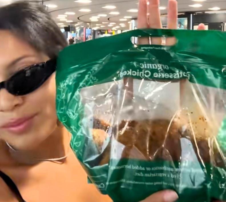 Chloé Gray說:「我在機場被攔了,因為包包裡有奇怪的東西」。(X)