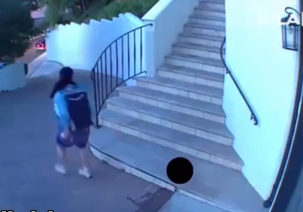 女送貨員在樓梯階上看起來正在拉起褲子,另有一些東西看起來像人類糞便的物體。(X)