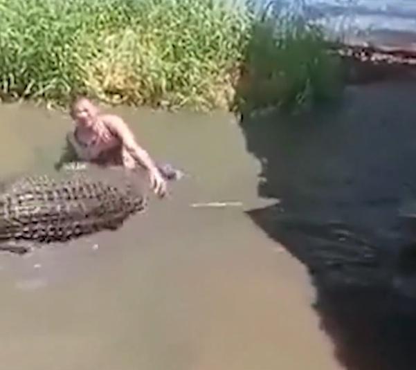 Lalay再咬住男子大腿拖行,施展死亡翻滾,狠狠咬住不肯鬆口。(X)