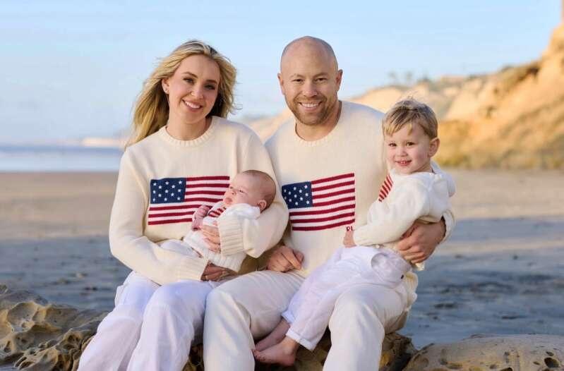 Alexander Pancoe與妻兒。(X)