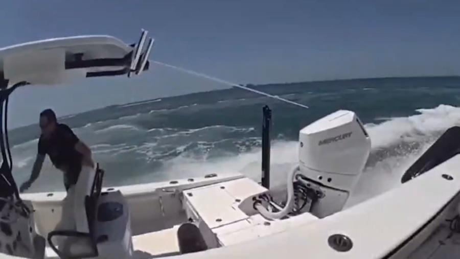 海警看準時機躍身跳到艇上,並迅速關閉快艇引擎,解決危機。(X)