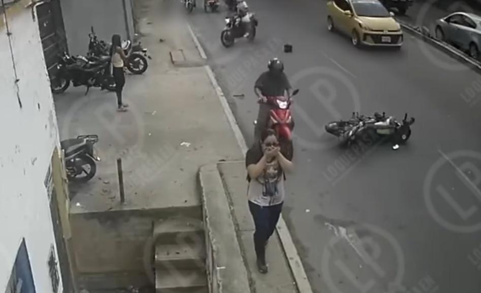 路旁途人目擊整個過程,嚇得呆在原地。(X)