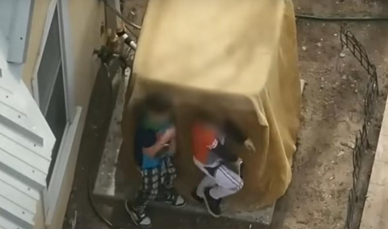 警方持續喊話5分鐘之後,發射出不致命的子彈並擎電槍戒備。(X)