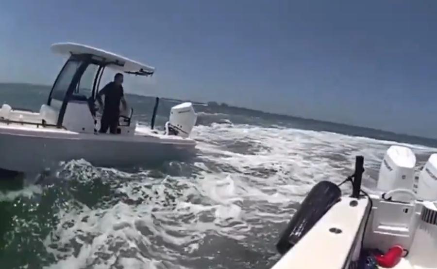 海警看準時機躍身跳到艇上,並迅速關閉快艇引擎,解決危機。(X)