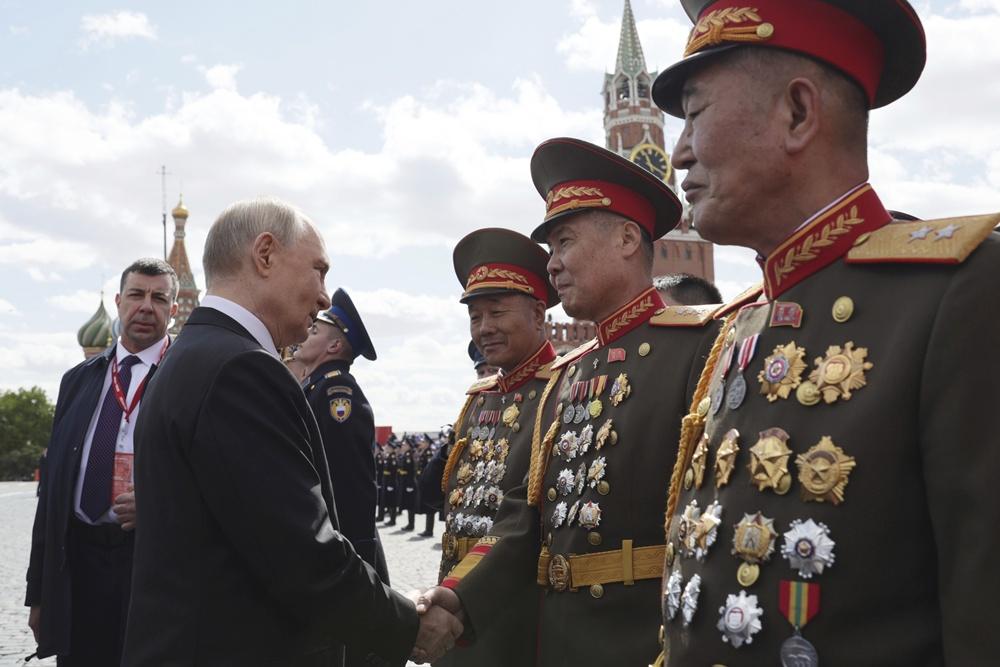 普京與金永福握手後親切擁抱。(AP)