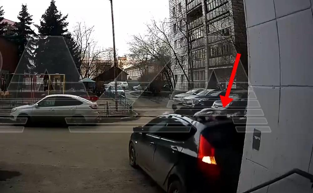 車頂嚴重凹陷,撞擊力道相當驚人。(X)