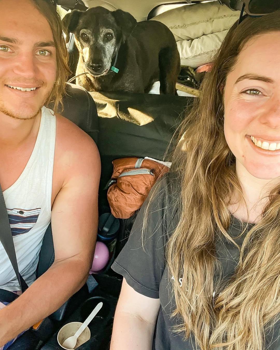 Ryan交了女朋友Lib,一狗兩人就變成三人組,經常出外遊玩。(IG)