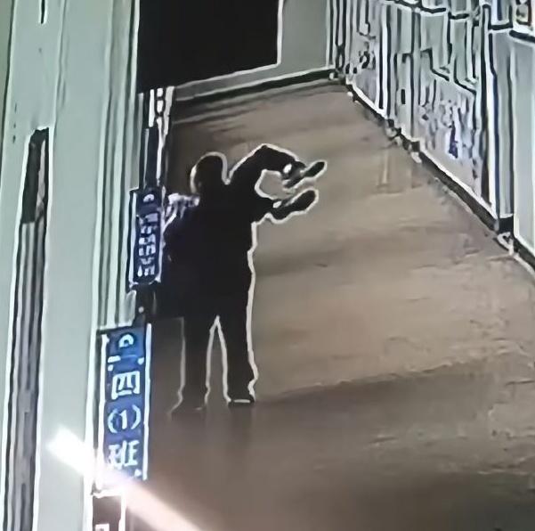玩水槍噴到老師,小四童遭捏頸抬出3樓窗外。(微博)