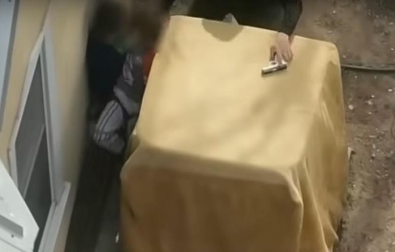 警員迅速上前奪取男童手上手槍。(X)