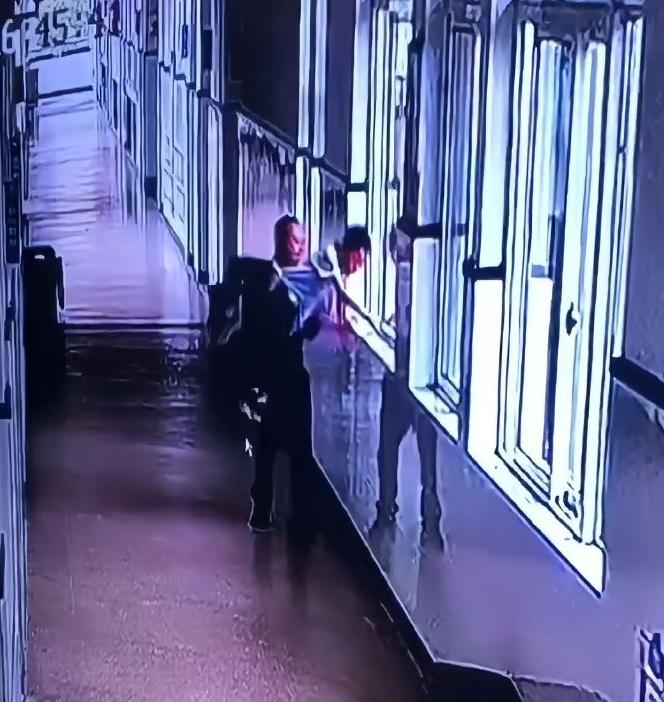 當陳先生從警方提供的公共視頻畫面中看到孩子被抱在窗口時,更為震驚和氣憤。(微博)