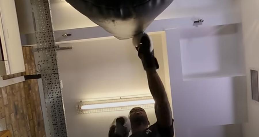 戴上格鬥手套出拳。(YouTube)