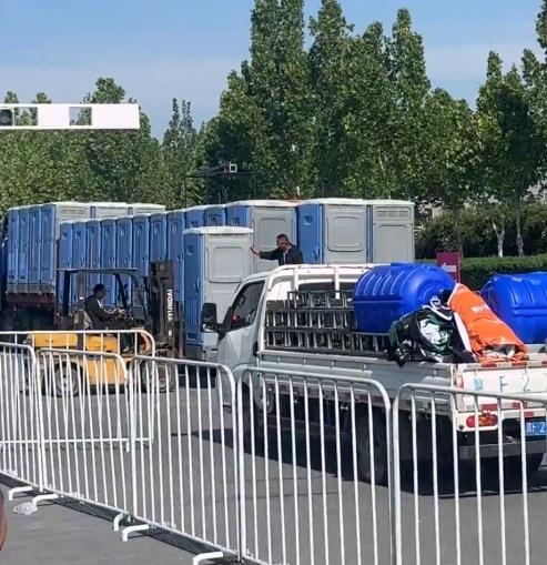 一名戴著太陽眼鏡的女子,不徐不疾地走出廁所。(微博)