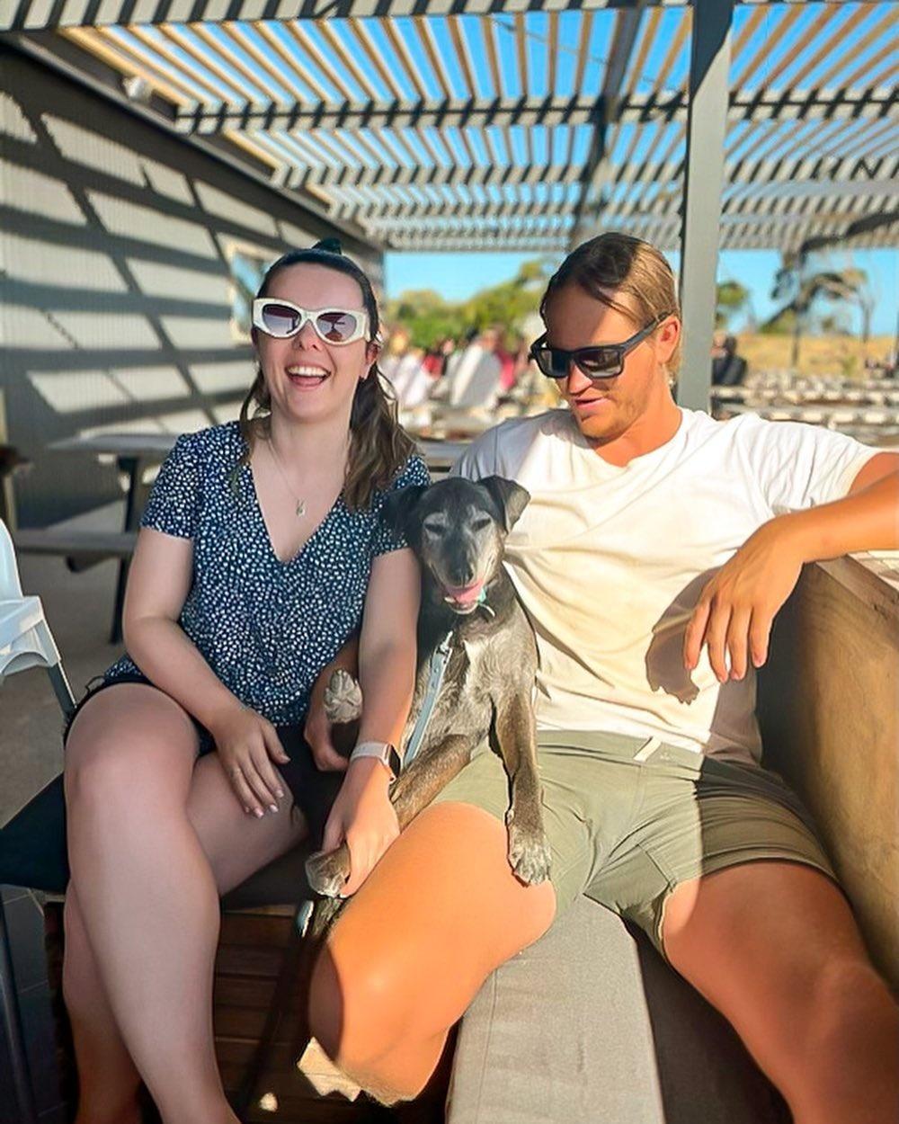 Ryan交了女朋友Lib,一狗兩人就變成三人組,經常出外遊玩。(IG)