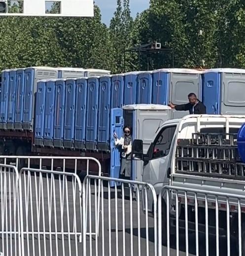 一名戴著太陽眼鏡的女子,不徐不疾地走出廁所。(微博)