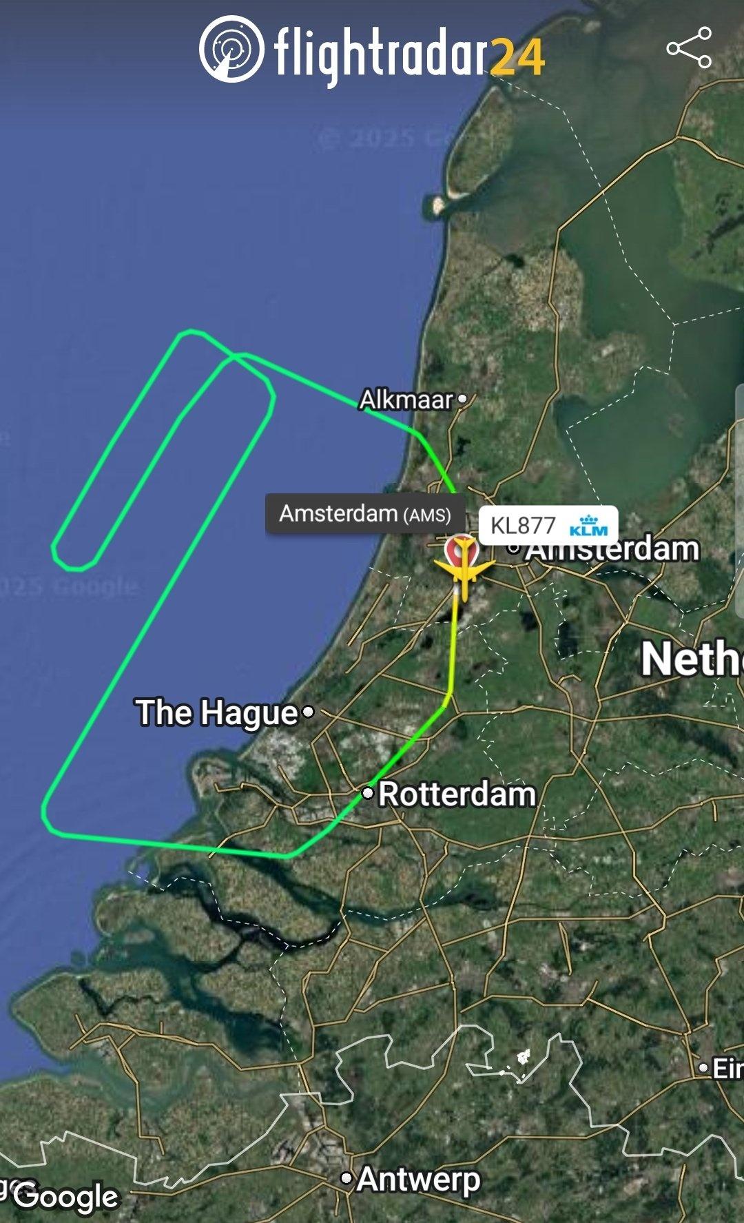 航班在北海上空盤旋,啟動燃油排放程序。(Flightradar24)