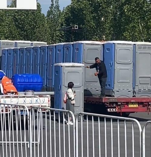 女子跟工人交談了兩句,最後彷彿甚麼都沒發生過地離開。(微博)