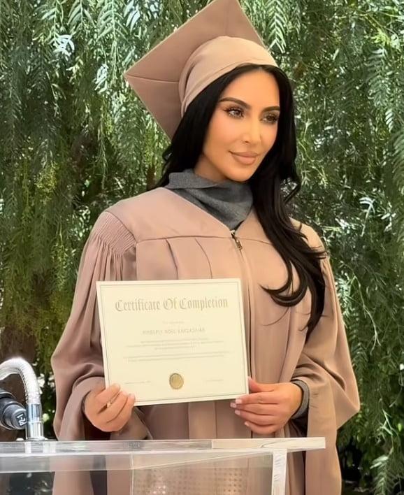 Kardashian的父親是法律界名人,因此成為律師是她的夢想。