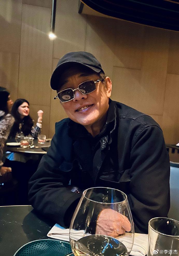 李連杰與家人到餐廳享受悠閒時光。