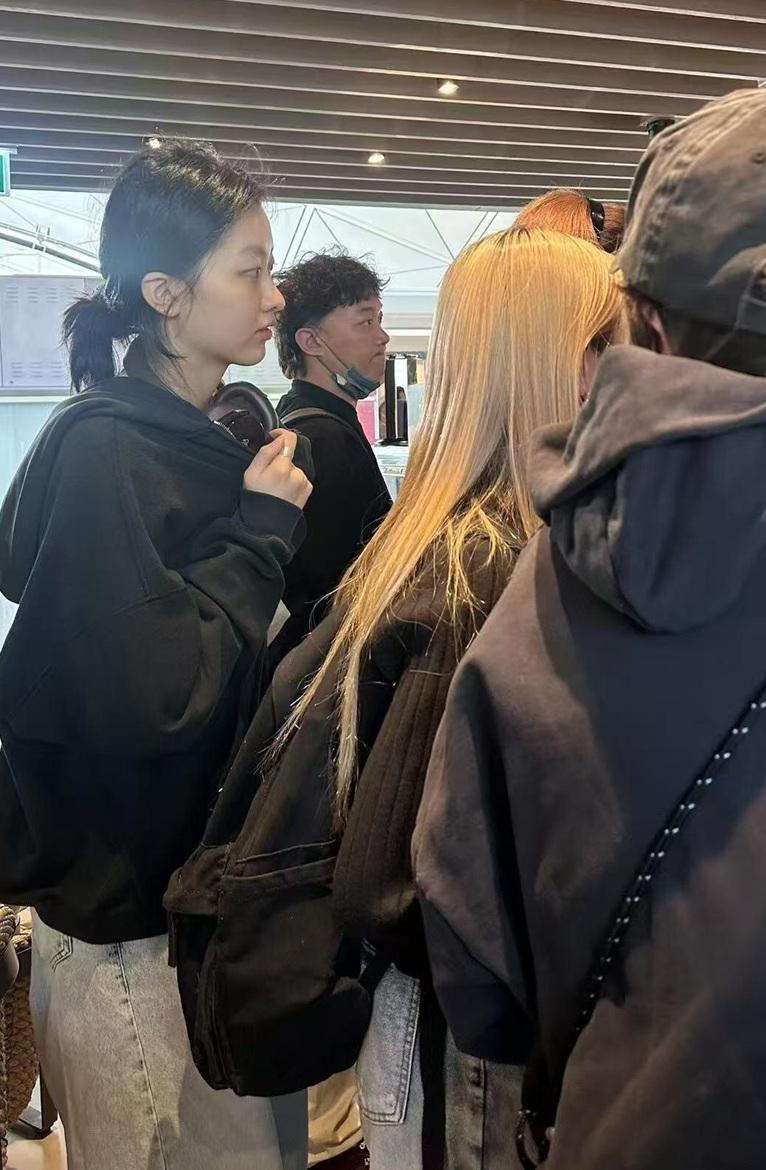 康堤擁有清秀氣質,長得亭亭玉立。