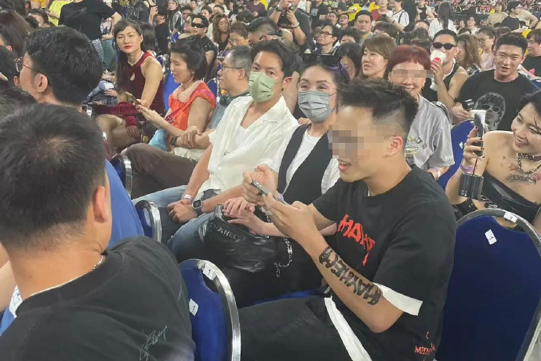 楊千嬅出現,令不少人走到她的位置要求合照。