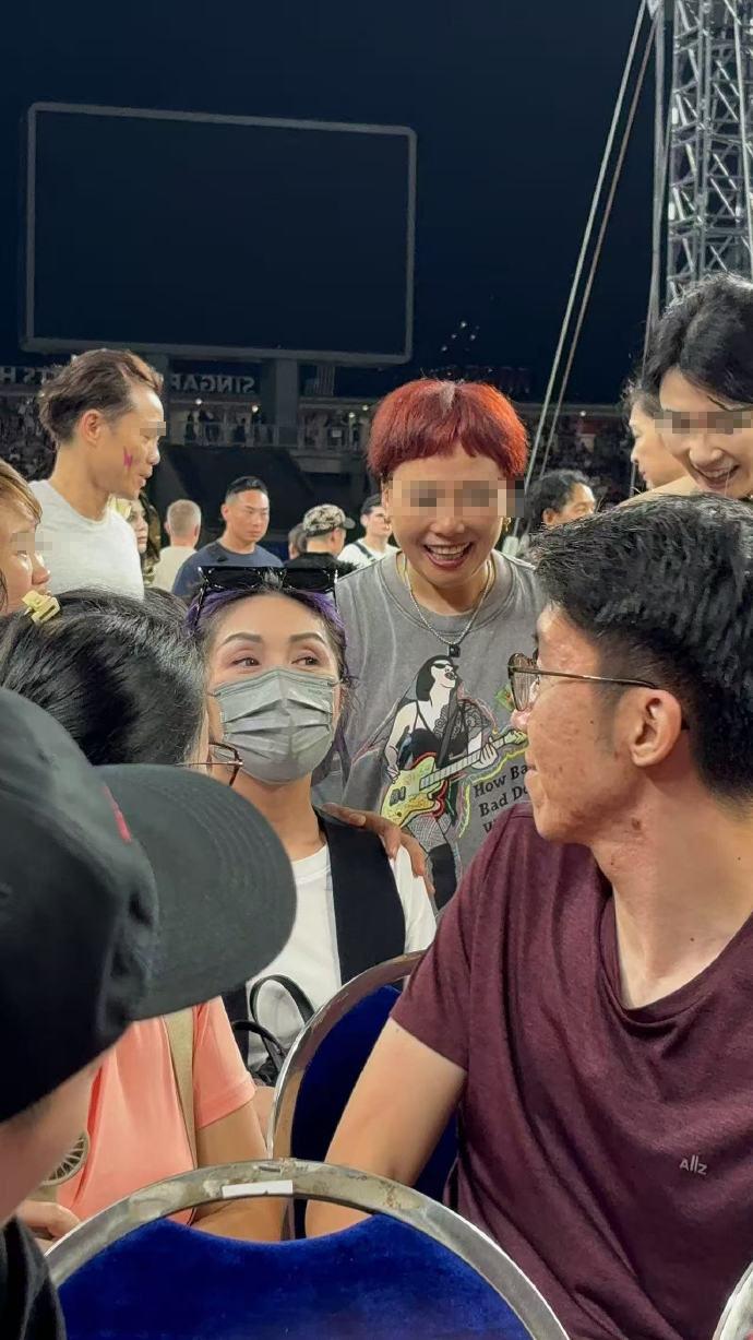 楊千嬅出現,令不少人走到她的位置要求合照。